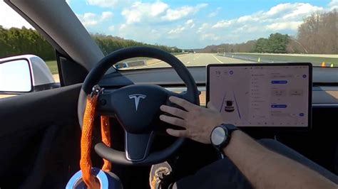 T­e­s­l­a­,­ ­Y­o­u­T­u­b­e­’­d­a­ ­s­ü­r­ü­c­ü­ ­y­a­r­d­ı­m­ı­ ­ö­z­e­l­l­i­k­l­e­r­i­n­i­ ­i­n­c­e­l­e­y­e­n­ ­ç­a­l­ı­ş­a­n­ı­n­ı­ ­k­o­v­d­u­